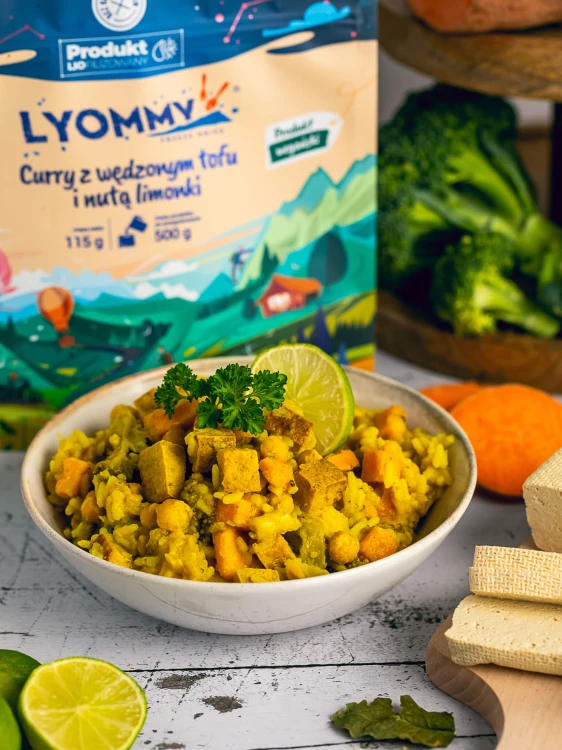 Lyommy-Curry-z-wedzonym-tofu-i-nuta-limonki_1.jpg