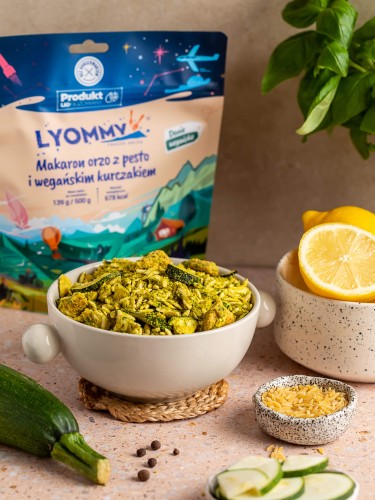 Lyommy-Makaron-orzo-z-pesto-i-weganskim-kurczakiem_1.jpg